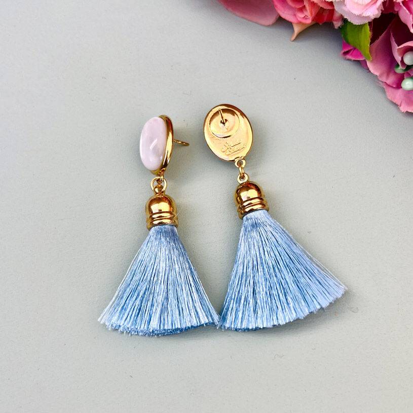 SchwesterSchwester Perlmuttfarbene Ohrstecker Mit Quaste In Hellblau Von AmuseToi