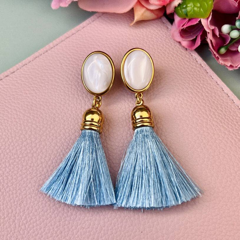 SchwesterSchwester Perlmuttfarbene Ohrstecker mit Quaste in Hellblau von AmuseToi