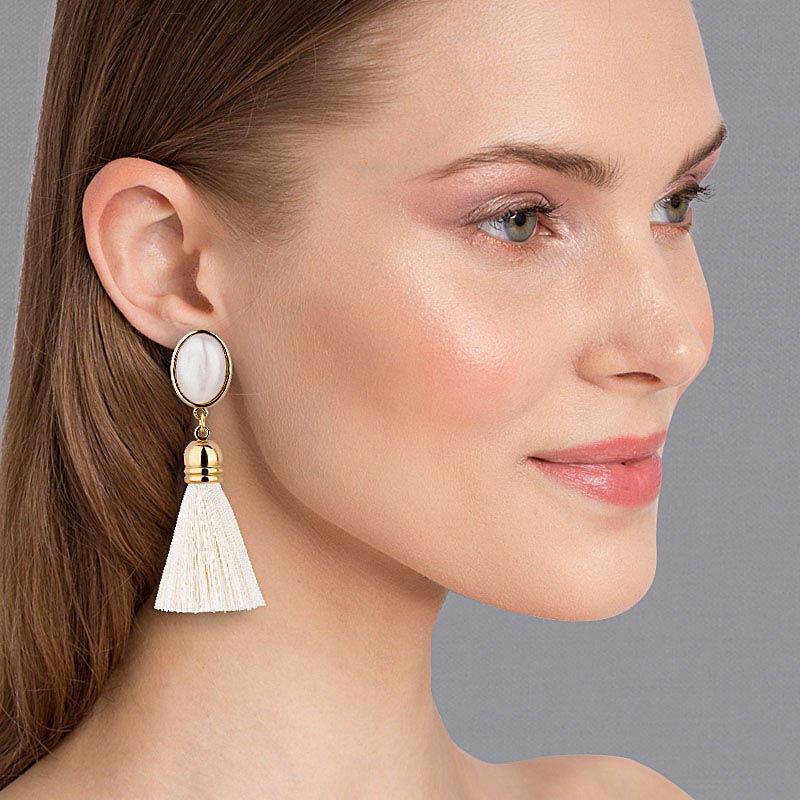 SchwesterSchwester Perlmuttfarbene Ohrstecker Mit Quasten In Cremefarben