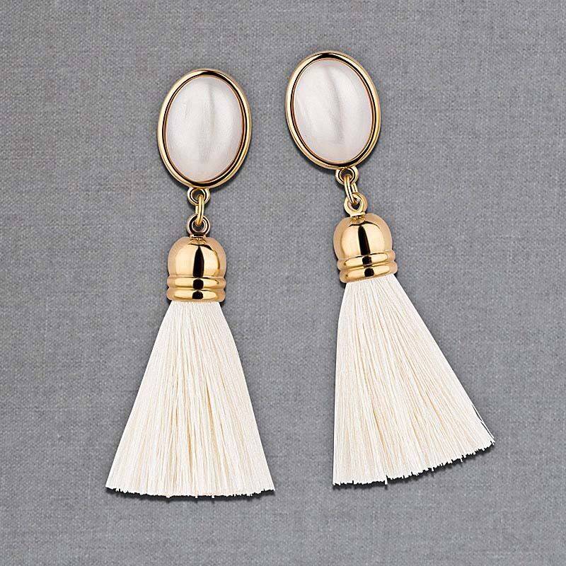 SchwesterSchwester Perlmuttfarbene Ohrstecker mit Quasten in Cremefarben