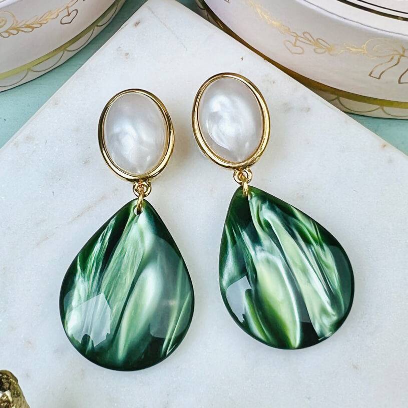 SchwesterSchwester Perlmuttfarbene Ohrstecker mit Tropfen in Silbergrün von AmuseToi