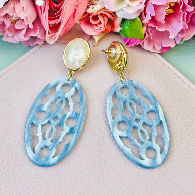 SchwesterSchwester Perlmuttfarbene Trensen-Ohrringe Mit Oval In Hellblau Von AmuseToi
