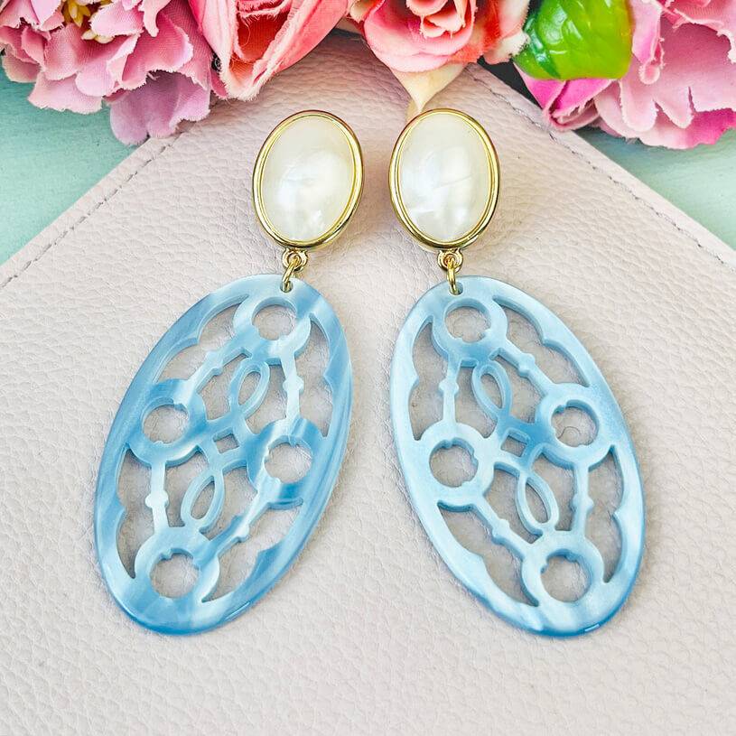 SchwesterSchwester Perlmuttfarbene Trensen-Ohrringe mit Oval in Hellblau von AmuseToi