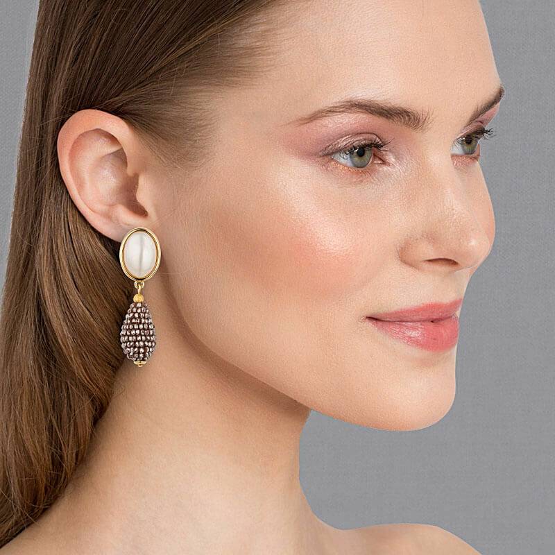 SchwesterSchwester Perlmuttfarbener Ohrstecker Mit Champagnerfarbenem Glitzer-Tropfen Von AmuseToi