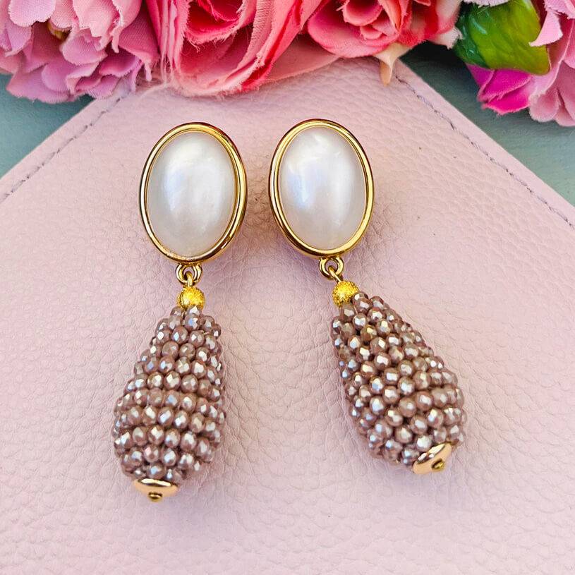 SchwesterSchwester Perlmuttfarbener Ohrstecker mit champagnerfarbenem Glitzer-Tropfen von AmuseToi