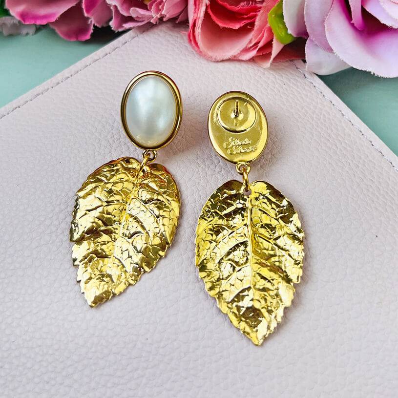 SchwesterSchwester Perlmuttfarbener Ohrstecker Mit Vergoldetem Blatt Von AmuseToi
