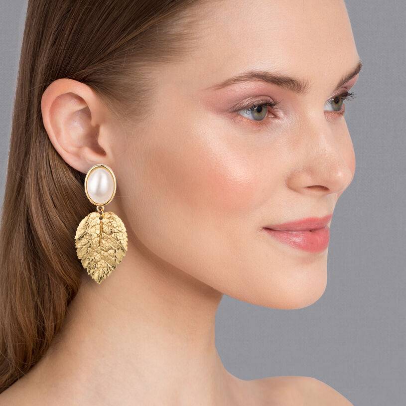 SchwesterSchwester Perlmuttfarbener Ohrstecker Mit Vergoldetem Blatt Von AmuseToi