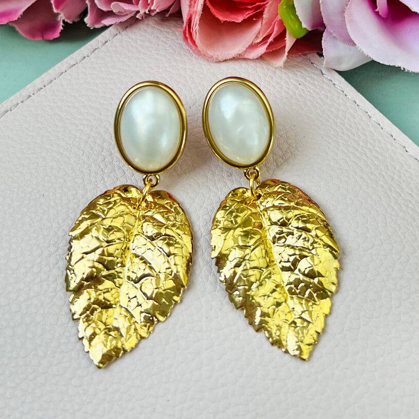 SchwesterSchwester Perlmuttfarbener Ohrstecker mit vergoldetem Blatt von AmuseToi