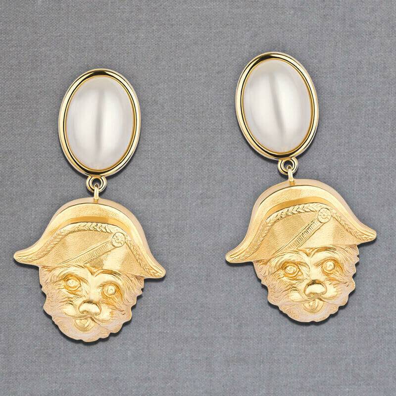 SchwesterSchwester Perlmuttfarbener Ohrstecker mit vergoldetem Hund von AmuseToi