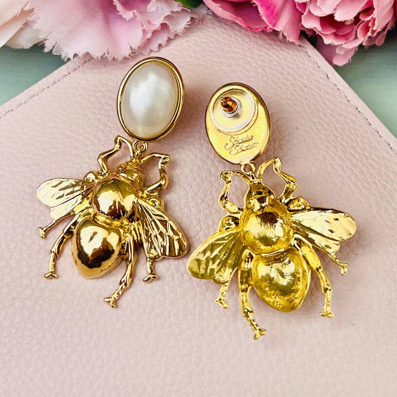 SchwesterSchwester Perlmuttfarbener Ohrstecker Mit Vergoldeter Hummel Von AmuseToi