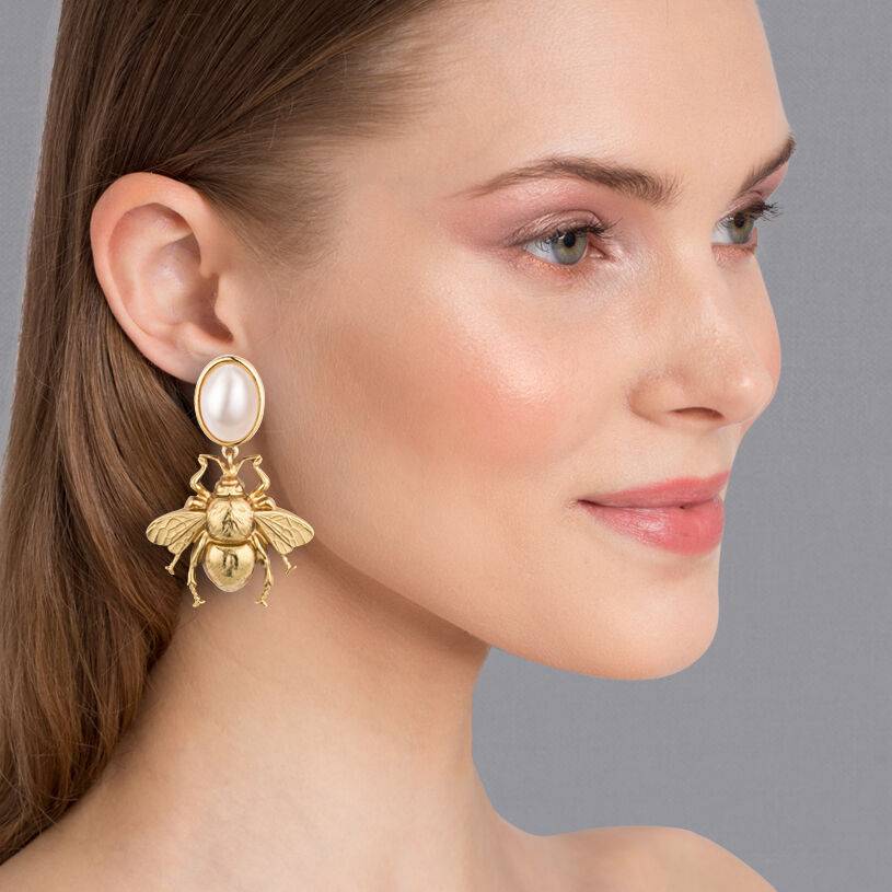 SchwesterSchwester Perlmuttfarbener Ohrstecker Mit Vergoldeter Hummel Von AmuseToi