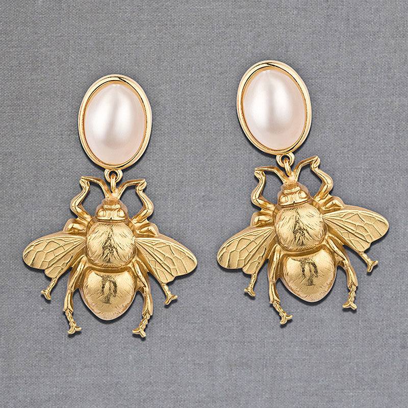 SchwesterSchwester Perlmuttfarbener Ohrstecker Mit Vergoldeter Hummel Von AmuseToi