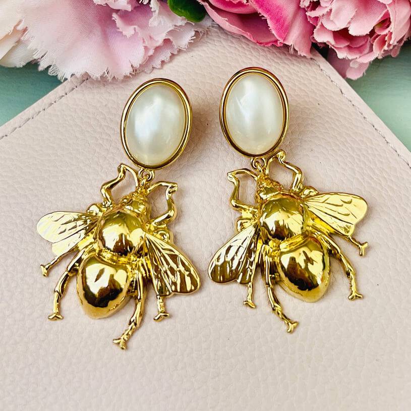 SchwesterSchwester Perlmuttfarbener Ohrstecker mit vergoldeter Hummel von AmuseToi