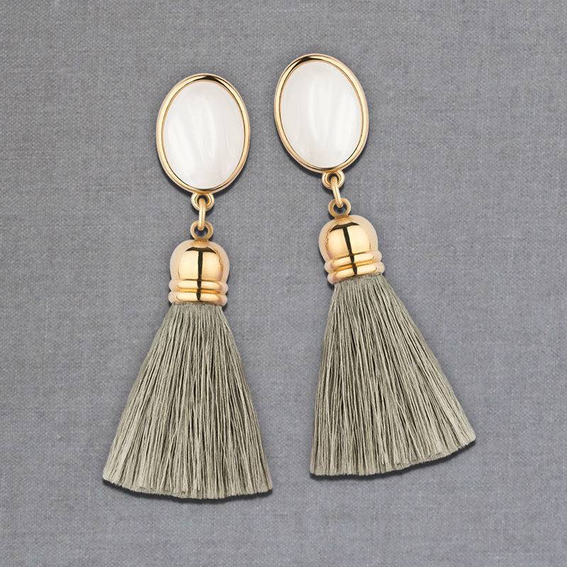 SchwesterSchwester Permuttfarbene Ohrstecker mit edlen silbergrauen Quasten von AmuseToi