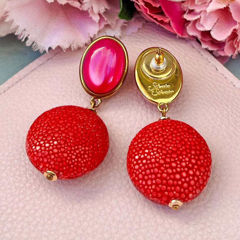 SchwesterSchwester Pinke Ohrringe Mit Rotem Anhänger In Rochenhautoptik