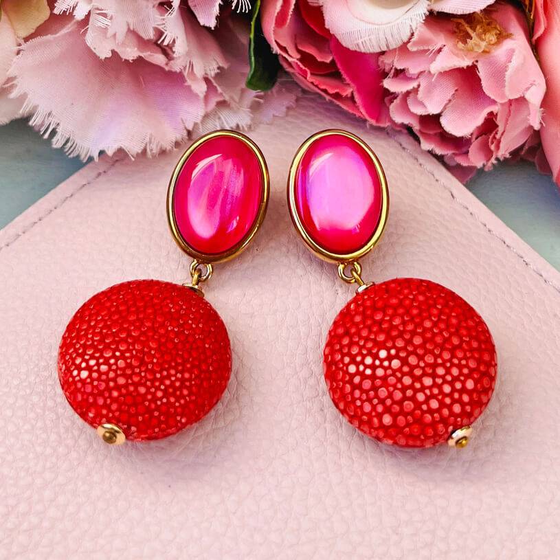 SchwesterSchwester Pinke Ohrringe mit rotem Anhänger in Rochenhautoptik