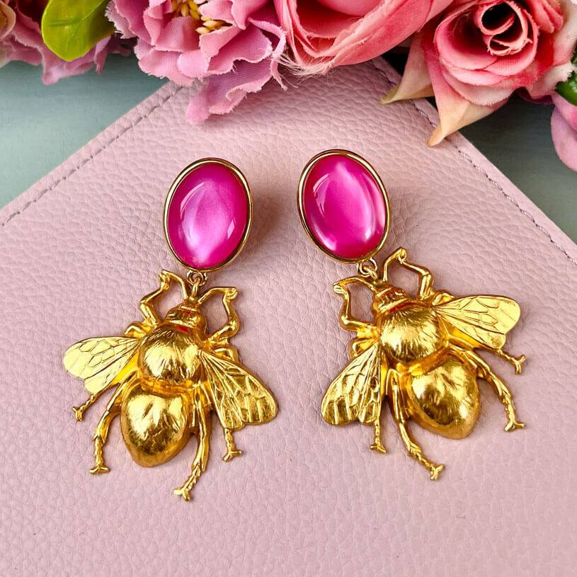 SchwesterSchwester Pinke Ohrstecker mit vergoldeter Hummel von AmuseToi