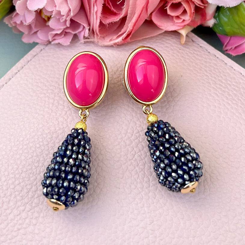 SchwesterSchwester Pinkfarbene Ohrstecker mit glitzerndem dunkelblauen Tropfen von AmuseToi