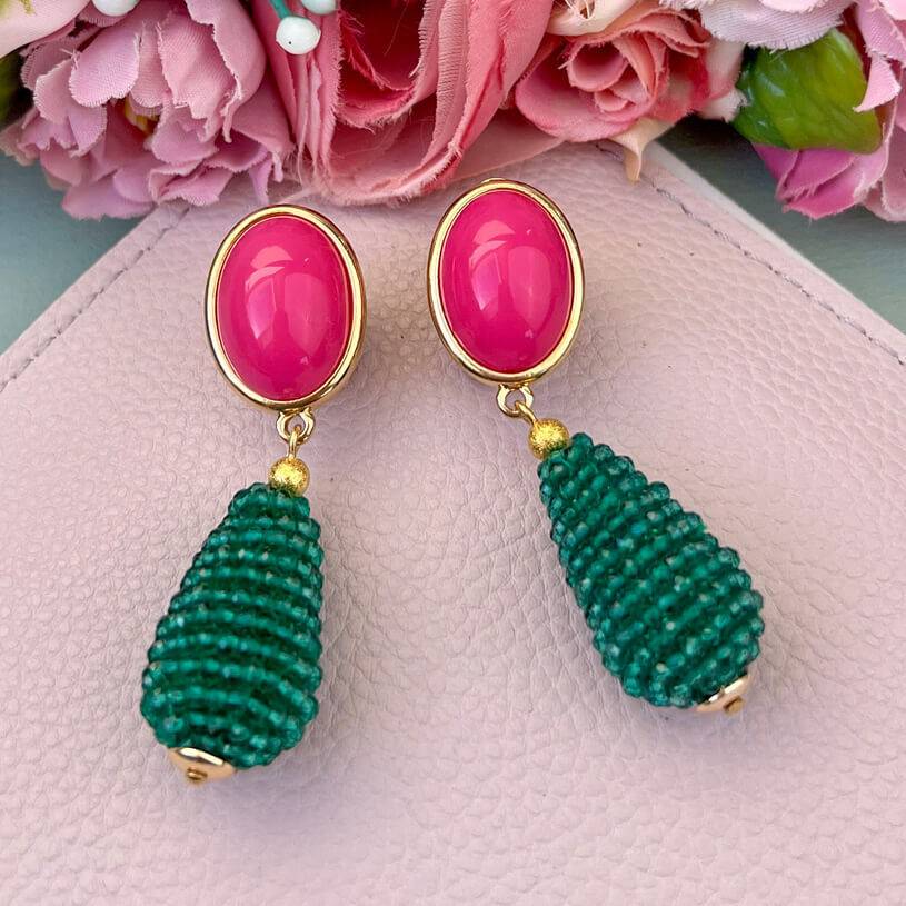 SchwesterSchwester Pinkfarbene Ohrstecker mit glitzerndem dunkelgrünen Tropfen von AmuseToi