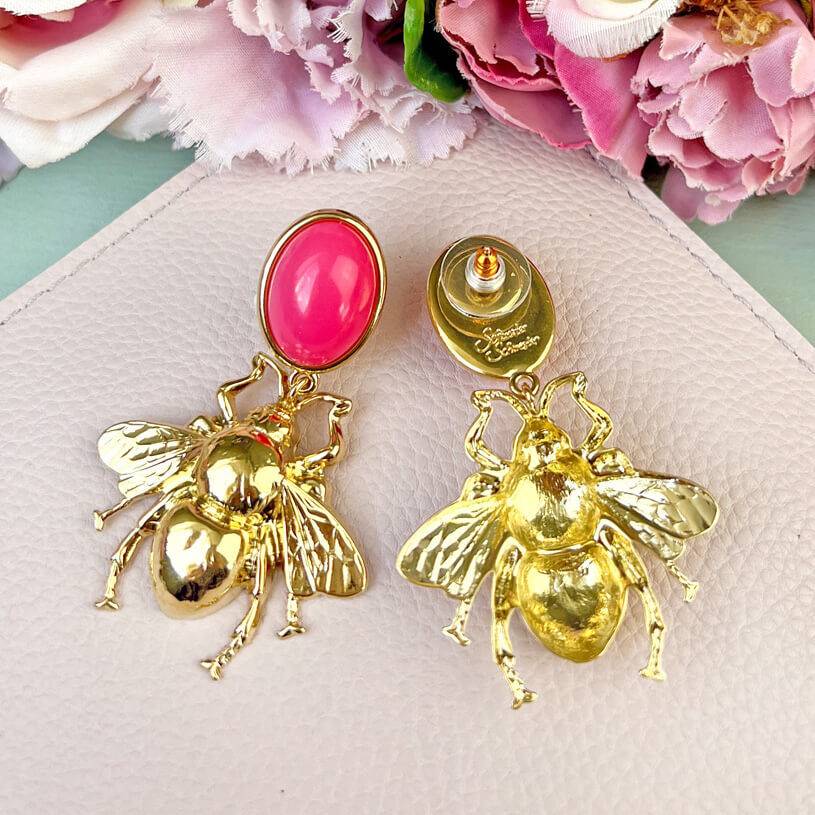 SchwesterSchwester Pinkfarbener Ohrstecker Mit Goldener Hummel Von AmuseToi