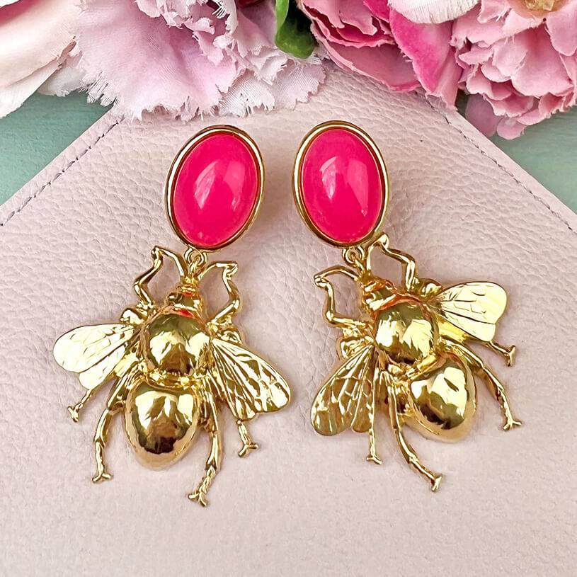 SchwesterSchwester Pinkfarbener Ohrstecker mit goldener Hummel von AmuseToi