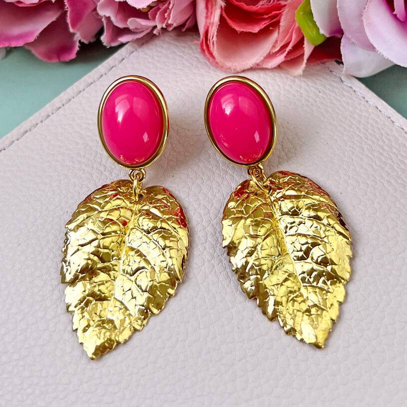 SchwesterSchwester Pinkfarbener Ohrstecker mit vergoldeten Blatt von AmuseToi
