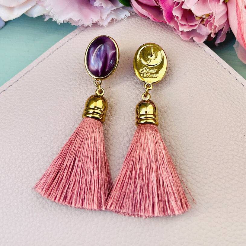 SchwesterSchwester Quasten Ohrringe Als Ohrstecker In Amethyst Mit Quaste In Puderrosa Von AmuseToi