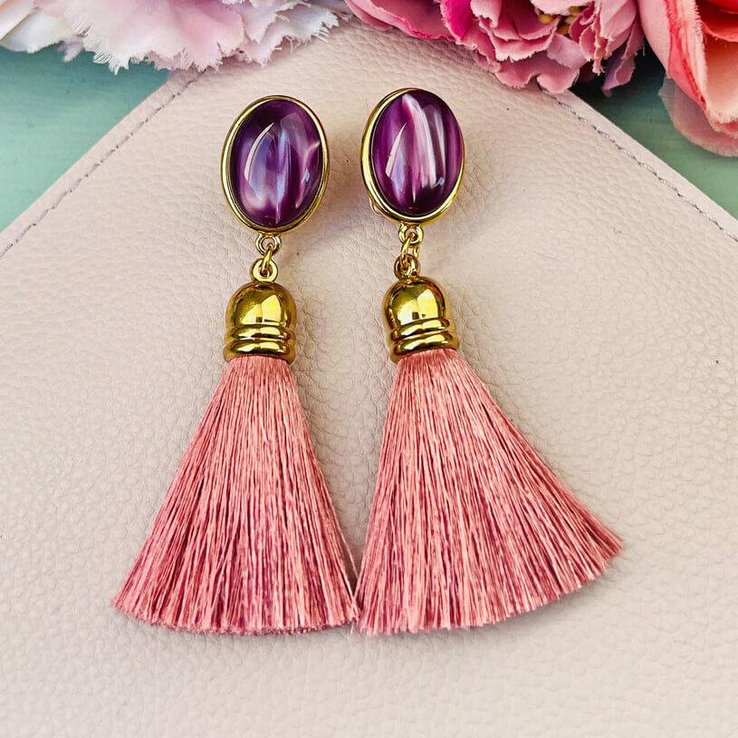 SchwesterSchwester Quasten Ohrringe als Ohrstecker in Amethyst mit Quaste in Puderrosa von AmuseToi