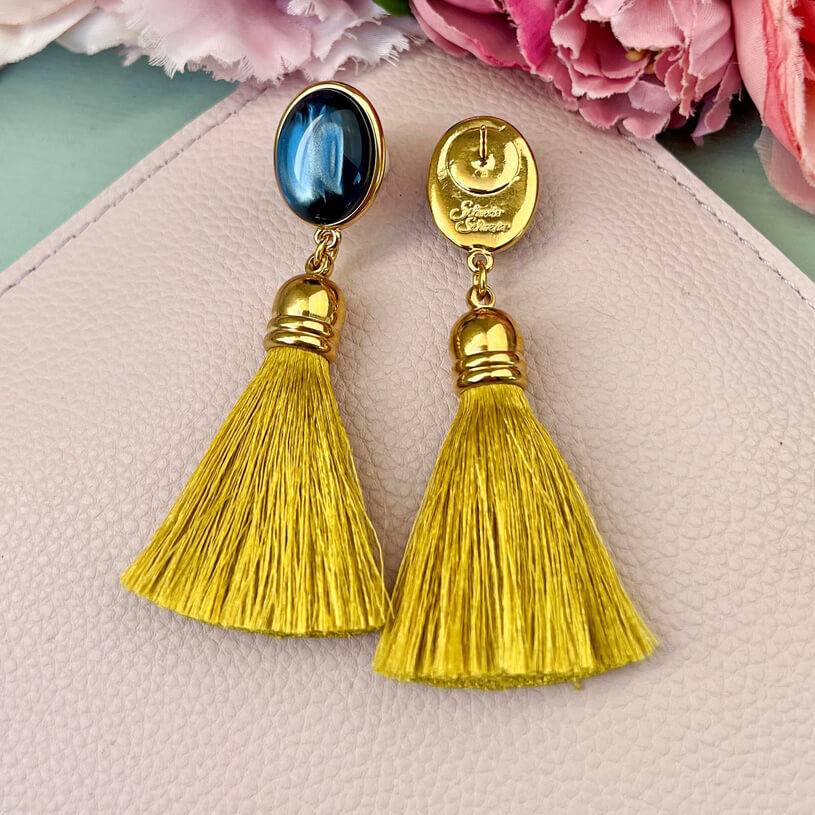 SchwesterSchwester Quasten Ohrringe Als Ohrstecker In Dunkelblau Mit Senfgelber Quaste Von AmuseToi