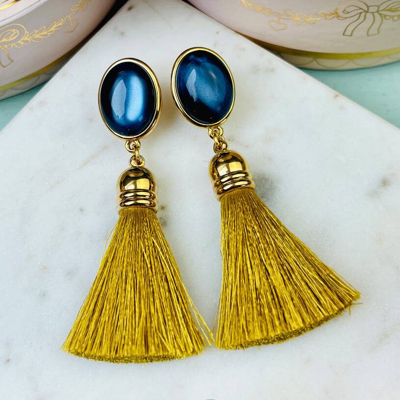 SchwesterSchwester Quasten Ohrringe Als Ohrstecker In Dunkelblau Mit Senfgelber Quaste Von AmuseToi