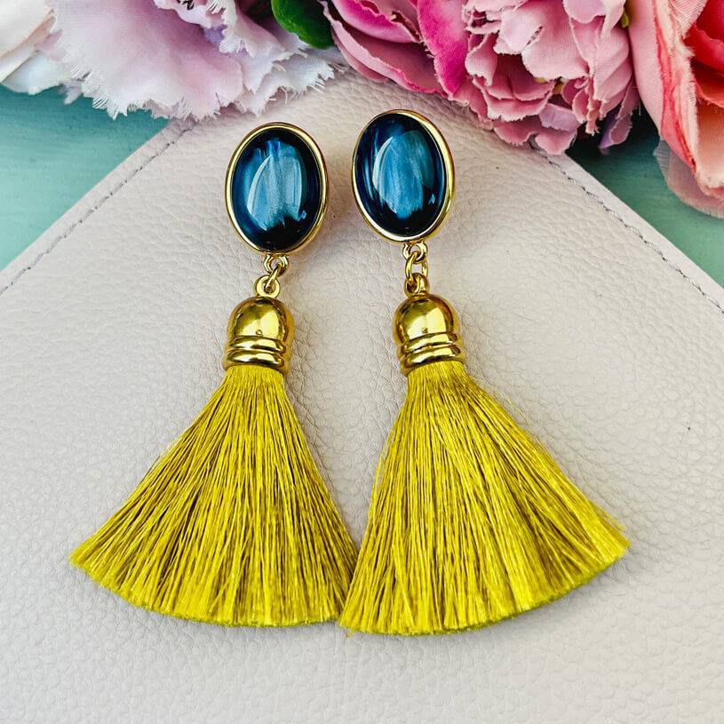 SchwesterSchwester Quasten Ohrringe als Ohrstecker in Dunkelblau mit senfgelber Quaste von AmuseToi