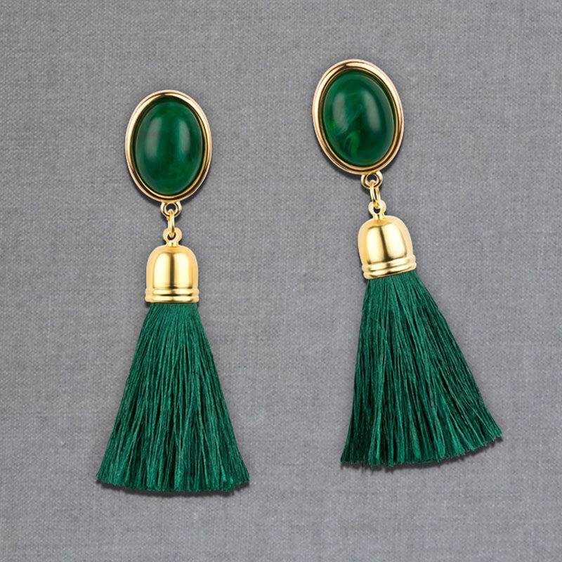 SchwesterSchwester Quasten Ohrringe als Ohrstecker in Dunkelgrün mit tannengrüner Quaste von AmuseToi