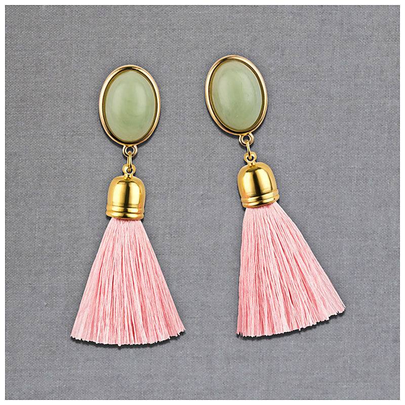 SchwesterSchwester Quasten Ohrringe als Ohrstecker in Jadeoptik mit rosafarbener Quaste von AmuseToi