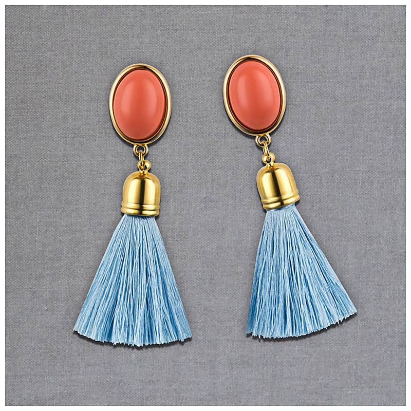 SchwesterSchwester Quasten Ohrringe als Ohrstecker in Korallenrot mit hellblauer Quaste von AmuseToi