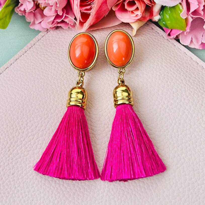 SchwesterSchwester Quasten Ohrringe als Ohrstecker in Korallenrot mit pinkfarbener Quaste von AmuseToi