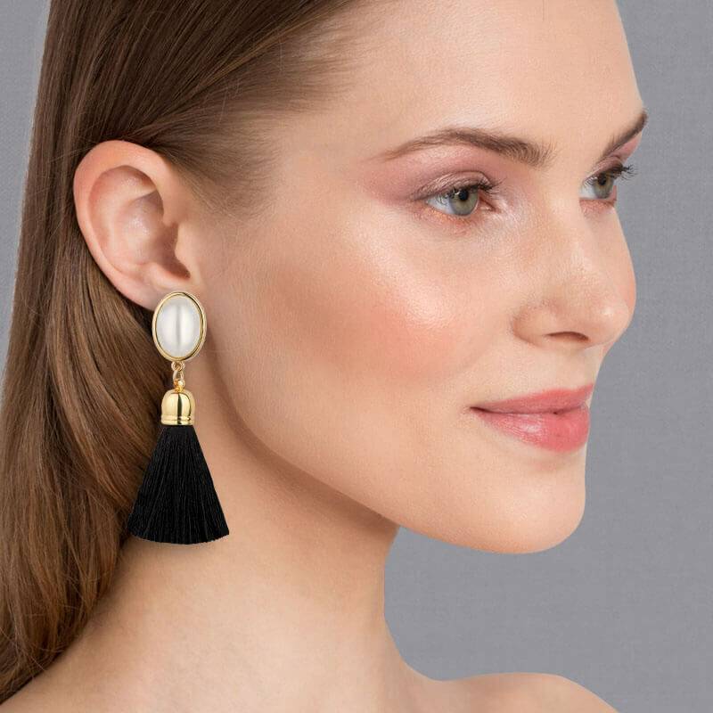 SchwesterSchwester Quasten Ohrringe Als Ohrstecker In Perlmuttfarben Mit Schwarzer Quaste Von AmuseToi