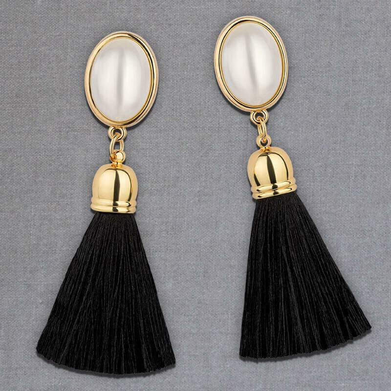 SchwesterSchwester Quasten Ohrringe als Ohrstecker in Perlmuttfarben mit schwarzer Quaste von AmuseToi