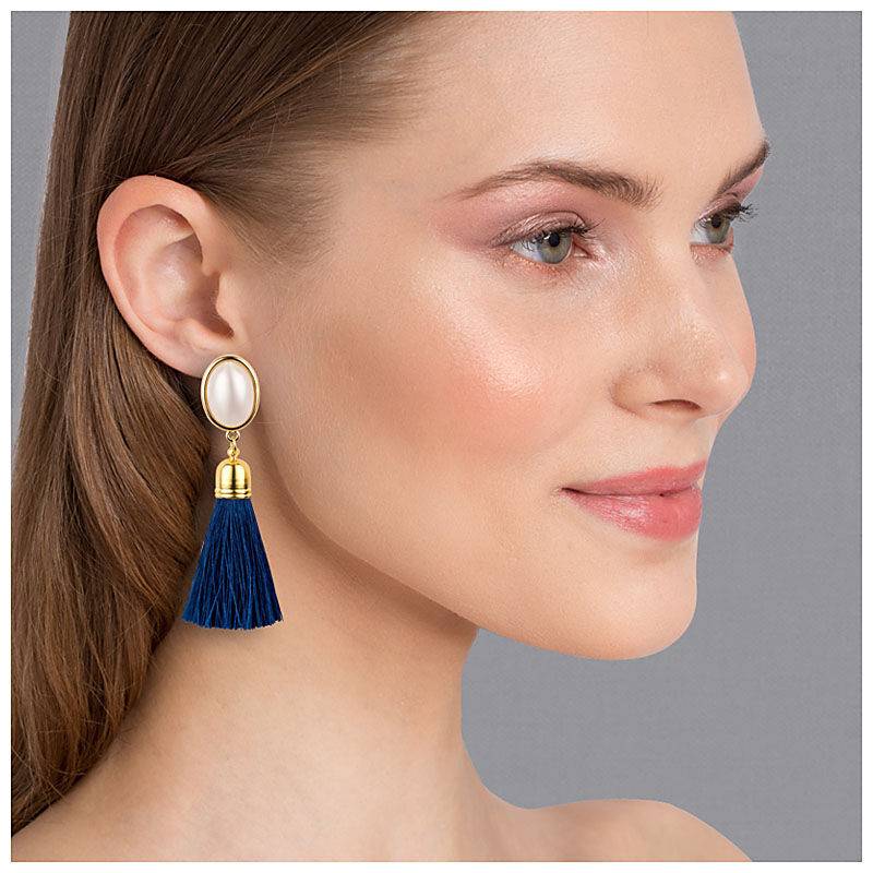 SchwesterSchwester Quasten Ohrringe Als Ohrstecker In Perlmuttoptik Mit Marineblauer Quaste Von AmuseToi