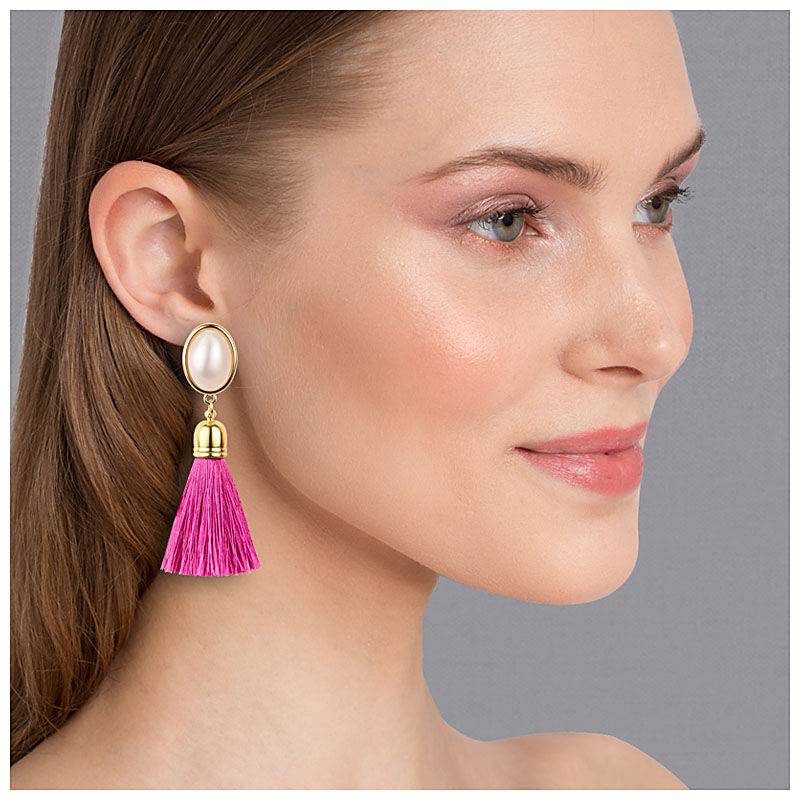 SchwesterSchwester Quasten Ohrringe Als Ohrstecker In Perlmuttoptik Mit Pinkfarbener Quaste Von AmuseToi