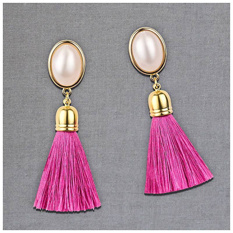 SchwesterSchwester Quasten Ohrringe als Ohrstecker in Perlmuttoptik mit pinkfarbener Quaste von AmuseToi