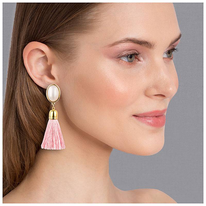 SchwesterSchwester Quasten Ohrringe Als Ohrstecker In Perlmuttoptik Mit Rosafarbener Quaste Von AmuseToi