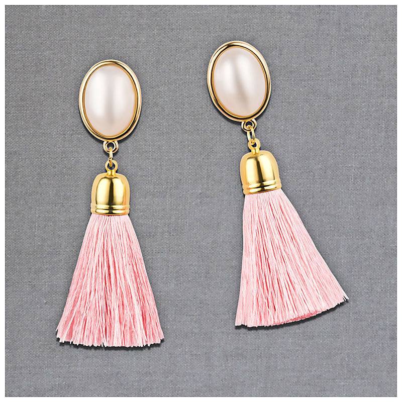 SchwesterSchwester Quasten Ohrringe als Ohrstecker in Perlmuttoptik mit rosafarbener Quaste von AmuseToi