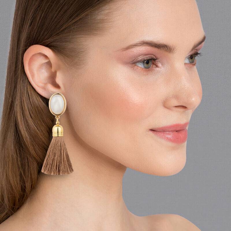 SchwesterSchwester Quasten Ohrringe Als Ohrstecker In Perlmuttoptik Mit Beiger Quaste Von AmuseToi