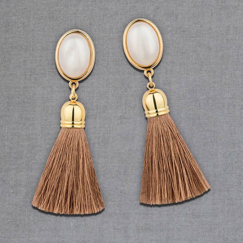 SchwesterSchwester Quasten Ohrringe als Ohrstecker in Perlmuttoptik mit beiger Quaste von AmuseToi