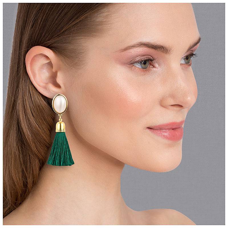 SchwesterSchwester Quasten Ohrringe Als Ohrstecker In Perlmuttoptik Mit Dunkelgrüner Quaste Von AmuseToi