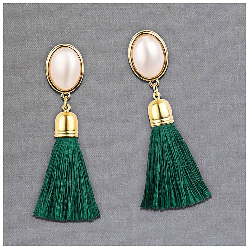 SchwesterSchwester Quasten Ohrringe als Ohrstecker in Perlmuttoptik mit dunkelgrüner Quaste von AmuseToi