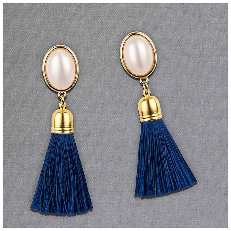 SchwesterSchwester Quasten Ohrringe als Ohrstecker in Perlmuttoptik mit marineblauer Quaste von AmuseToi