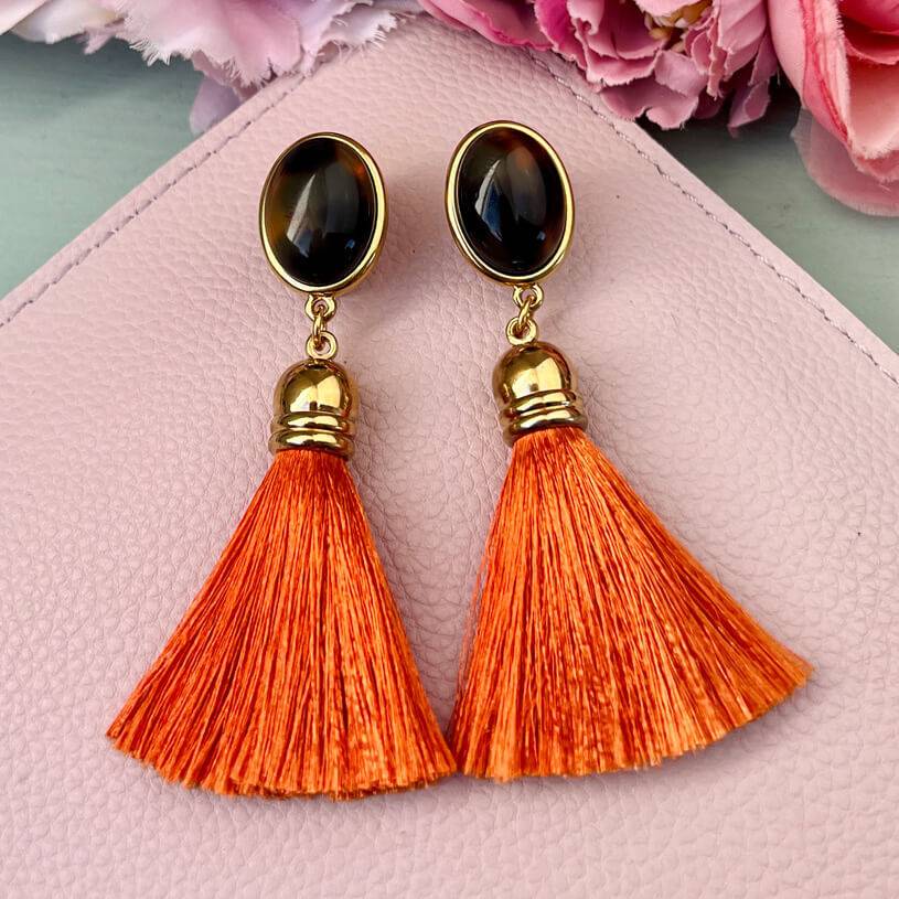 SchwesterSchwester Quasten Ohrringe als Ohrstecker in Schildpatt mit Quaste in Orange von AmuseToi
