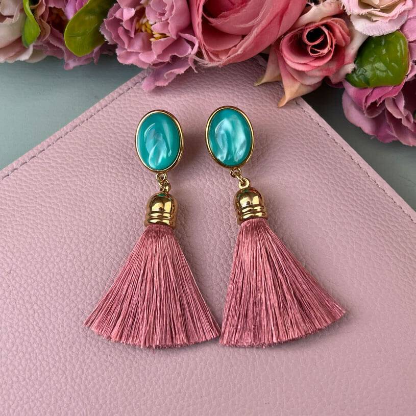 SchwesterSchwester Quasten Ohrringe als Ohrstecker in Türkis mit Quaste in Rosa von AmuseToi