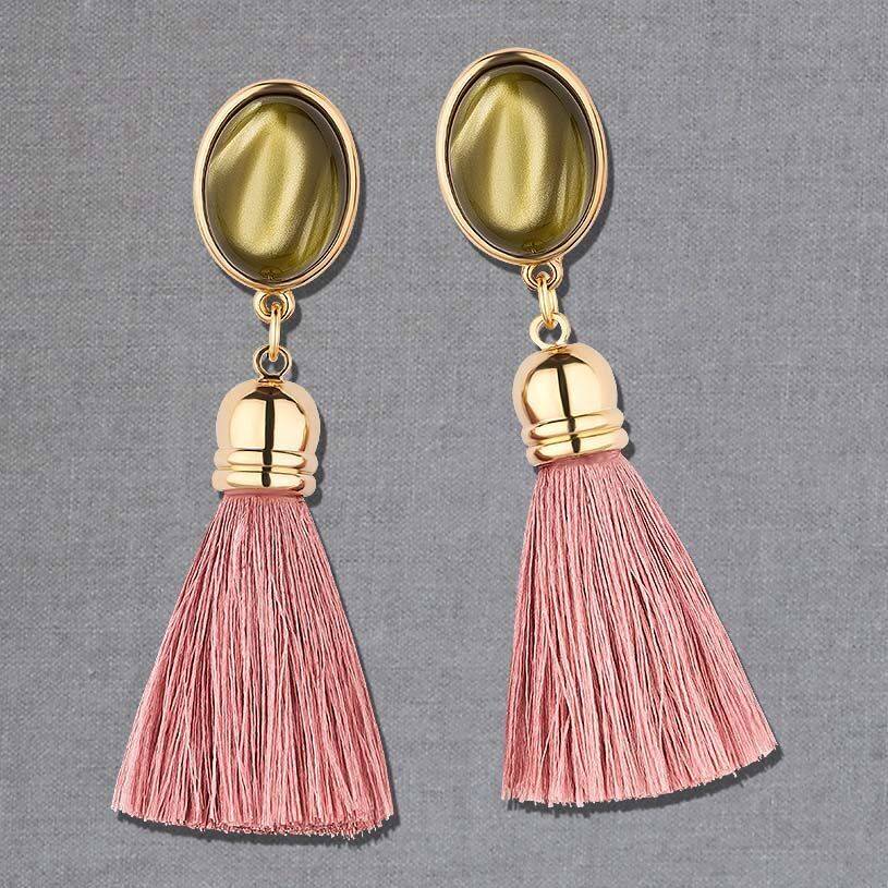 SchwesterSchwester Quasten-Ohrringe in Senfgelb mit puderrosaner Quaste von AmuseToi